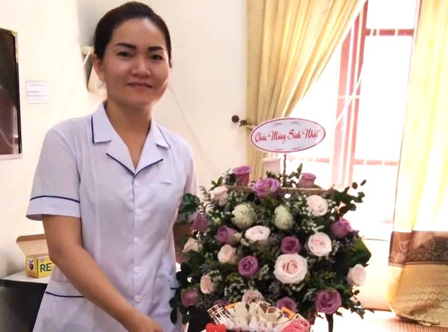  Nữ y tá vô tình gặp bố mẹ và 2 con ở điểm lấy mẫu xét nghiệm: Mắt đỏ hoe, cố kìm nén để nói chuyện - Ảnh 1.