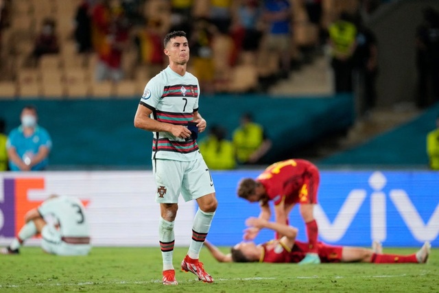  Hình ảnh buồn nhất hôm nay: Ronaldo thất vọng ném đi băng đội trưởng, lặng lẽ rời khỏi kỳ Euro có thể là cuối cùng trong sự nghiệp - Ảnh 5.