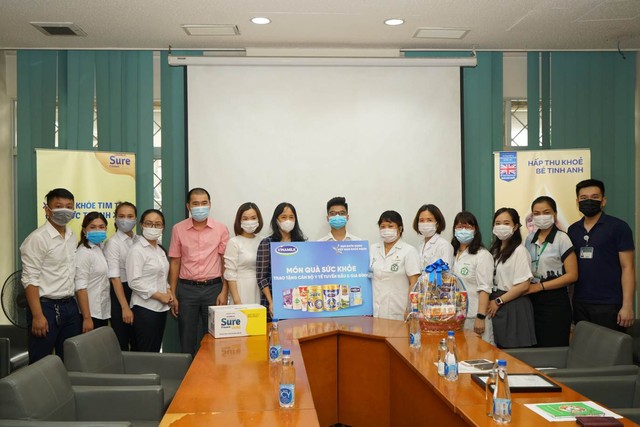 Chiến dịch “Bạn khỏe mạnh, Việt Nam khỏe mạnh”: Vinamilk gửi tặng 25.500 sản phẩm dinh dưỡng đến “chiến sĩ áo trắng” và gia đình tại 4 bệnh viện tuyến đầu - Ảnh 1.