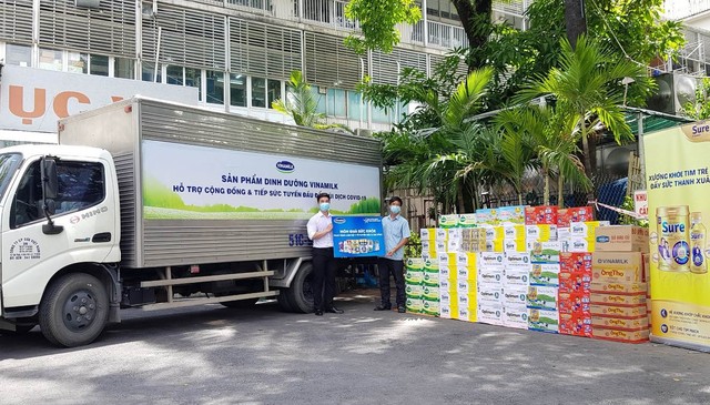 Chiến dịch “Bạn khỏe mạnh, Việt Nam khỏe mạnh”: Vinamilk gửi tặng 25.500 sản phẩm dinh dưỡng đến “chiến sĩ áo trắng” và gia đình tại 4 bệnh viện tuyến đầu - Ảnh 2.