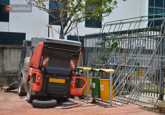 Toàn cảnh công ty thu gom rác ở Hà Nội nợ lương hàng trăm công nhân: Trụ sở vắng bóng người, thiết bị hỏng ngổn ngang ngoài sân - Ảnh 10.