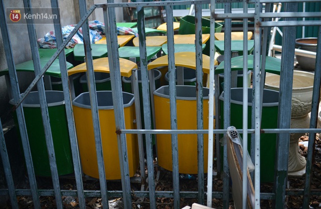 Toàn cảnh công ty thu gom rác ở Hà Nội nợ lương hàng trăm công nhân: Trụ sở vắng bóng người, thiết bị hỏng ngổn ngang ngoài sân - Ảnh 11.