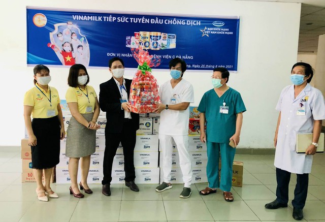 Chiến dịch “Bạn khỏe mạnh, Việt Nam khỏe mạnh”: Vinamilk gửi tặng 25.500 sản phẩm dinh dưỡng đến “chiến sĩ áo trắng” và gia đình tại 4 bệnh viện tuyến đầu - Ảnh 3.