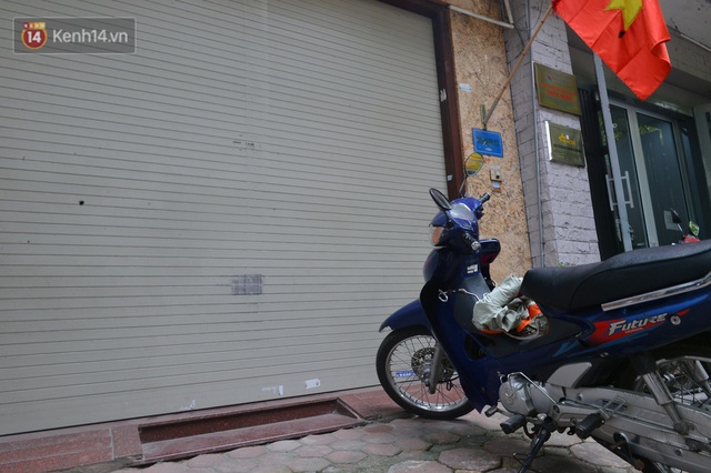 Toàn cảnh công ty thu gom rác ở Hà Nội nợ lương hàng trăm công nhân: Trụ sở vắng bóng người, thiết bị hỏng ngổn ngang ngoài sân - Ảnh 2.
