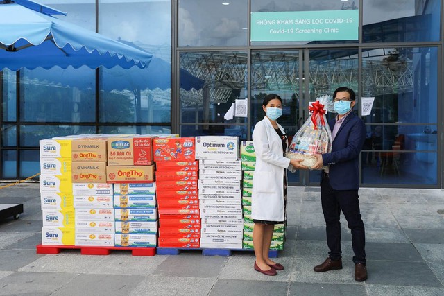 Chiến dịch “Bạn khỏe mạnh, Việt Nam khỏe mạnh”: Vinamilk gửi tặng 25.500 sản phẩm dinh dưỡng đến “chiến sĩ áo trắng” và gia đình tại 4 bệnh viện tuyến đầu - Ảnh 4.