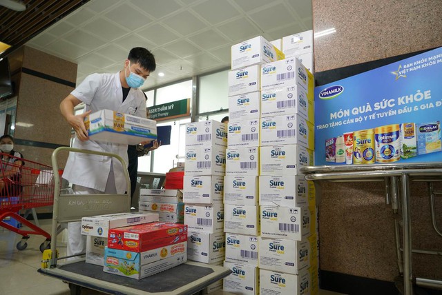 Chiến dịch “Bạn khỏe mạnh, Việt Nam khỏe mạnh”: Vinamilk gửi tặng 25.500 sản phẩm dinh dưỡng đến “chiến sĩ áo trắng” và gia đình tại 4 bệnh viện tuyến đầu - Ảnh 5.