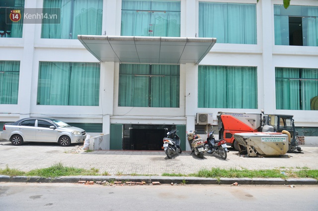 Toàn cảnh công ty thu gom rác ở Hà Nội nợ lương hàng trăm công nhân: Trụ sở vắng bóng người, thiết bị hỏng ngổn ngang ngoài sân - Ảnh 4.