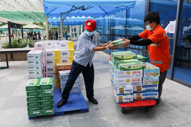 Chiến dịch “Bạn khỏe mạnh, Việt Nam khỏe mạnh”: Vinamilk gửi tặng 25.500 sản phẩm dinh dưỡng đến “chiến sĩ áo trắng” và gia đình tại 4 bệnh viện tuyến đầu - Ảnh 6.