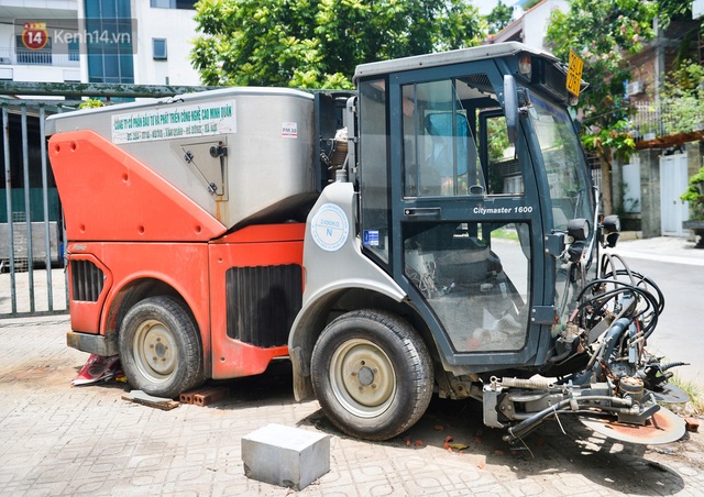Toàn cảnh công ty thu gom rác ở Hà Nội nợ lương hàng trăm công nhân: Trụ sở vắng bóng người, thiết bị hỏng ngổn ngang ngoài sân - Ảnh 5.