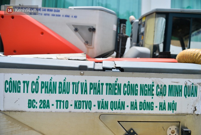 Toàn cảnh công ty thu gom rác ở Hà Nội nợ lương hàng trăm công nhân: Trụ sở vắng bóng người, thiết bị hỏng ngổn ngang ngoài sân - Ảnh 6.