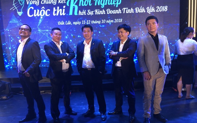 Ông Nguyễn Ngọc Luận (thứ 2 từ trái sang) từng cùng Shark Thủy làm Ban giám khảo Khởi nghiệp, khởi sự kinh doanh tỉnh Đắc Lắc năm 2018.
