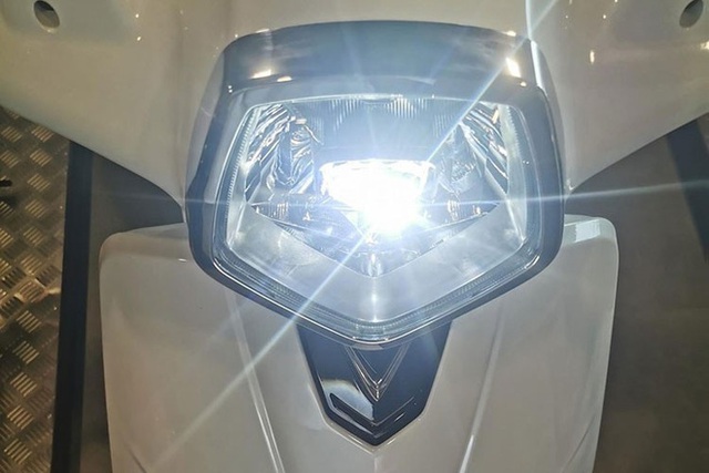  Chiếc xe máy điện đời mới của VinFast đi được quãng đường trên 100km nếu sạc đầy? - Ảnh 2.