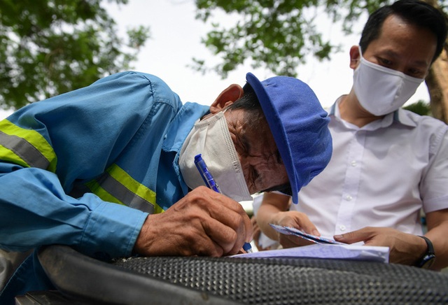  Trao quà tặng 64 công nhân thu gom rác bị nợ lương ở Hà Nội: Đây không chỉ là tiền mà cao hơn là tình người - Ảnh 3.