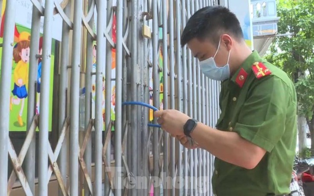 Công an thành phố Thái Bình niêm phong cơ sở mầm non Sao Việt để điều tra - Ảnh: Hoàng Long