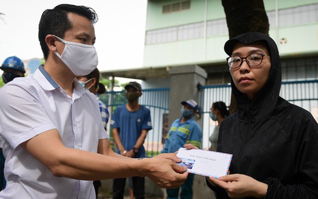 Nhà báo Bùi Ngọc Hải thay mặt nhóm trao tặng tiền ủng hộ đến các công nhân. Ảnh: Việt Hùng.