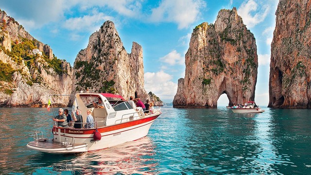 Choáng ngợp Capri – hòn đảo không Covid-19 ở châu Âu, điểm nghỉ dưỡng siêu cao cấp của người giàu trời Tây - Ảnh 1.
