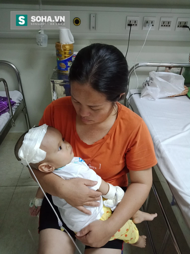  Mẹ của bé được bà Phương Hằng bay sang Singapore cứu trợ tiền mổ não: Cứ nhìn đôi mắt, miệng cười của con, em lại hồi tưởng đến đêm định mệnh ấy - Ảnh 1.