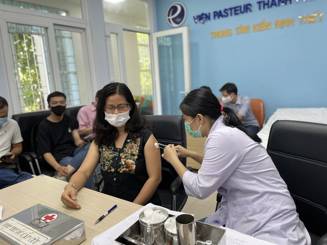 TP Hồ Chí Minh: 10 nhóm đối tượng được ưu tiên tiêm vaccine COVID-19 đợt 3 - Ảnh 1.