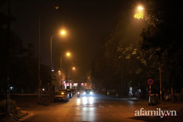 Nửa đêm, bầu trời Hà Nội sương khói mờ nhân ảnh, chỉ số AQI cao nhất thế giới - Ảnh 11.
