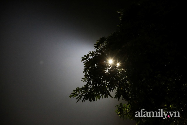 Nửa đêm, bầu trời Hà Nội sương khói mờ nhân ảnh, chỉ số AQI cao nhất thế giới - Ảnh 12.