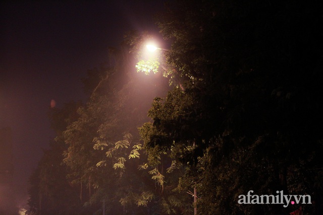 Nửa đêm, bầu trời Hà Nội sương khói mờ nhân ảnh, chỉ số AQI cao nhất thế giới - Ảnh 13.