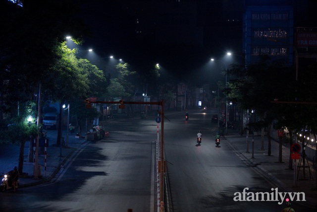 Nửa đêm, bầu trời Hà Nội sương khói mờ nhân ảnh, chỉ số AQI cao nhất thế giới - Ảnh 15.