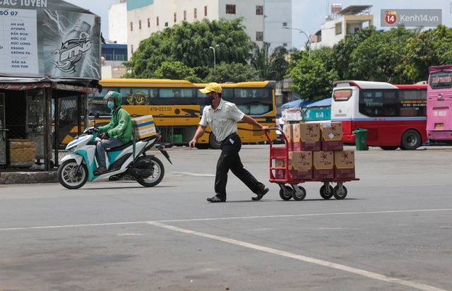  Cảnh tượng chưa từng thấy ở bến xe miền Đông: Quầy vé không nhân viên, ghế ngồi không bóng khách - Ảnh 17.