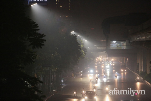 Nửa đêm, bầu trời Hà Nội sương khói mờ nhân ảnh, chỉ số AQI cao nhất thế giới - Ảnh 3.