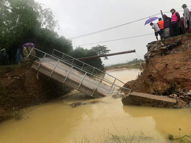  Thuỷ Tiên chính thức kết thúc dự án hỗ trợ miền Trung với loạt ảnh khánh thành sửa chữa 2 cây cầu hư hỏng do lũ lụt - Ảnh 4.
