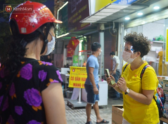  Nghe chuyện thanh niên tự tử vì thất nghiệp, người phụ nữ ở Hà Nội đứng lên phát gạo, tiền miễn phí cho người lao động nghèo - Ảnh 5.