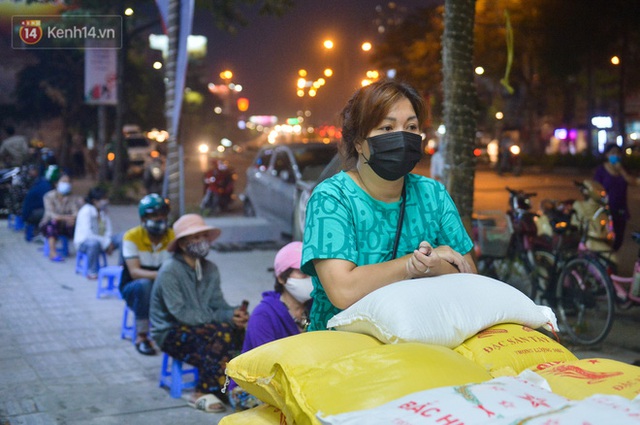  Nghe chuyện thanh niên tự tử vì thất nghiệp, người phụ nữ ở Hà Nội đứng lên phát gạo, tiền miễn phí cho người lao động nghèo - Ảnh 7.
