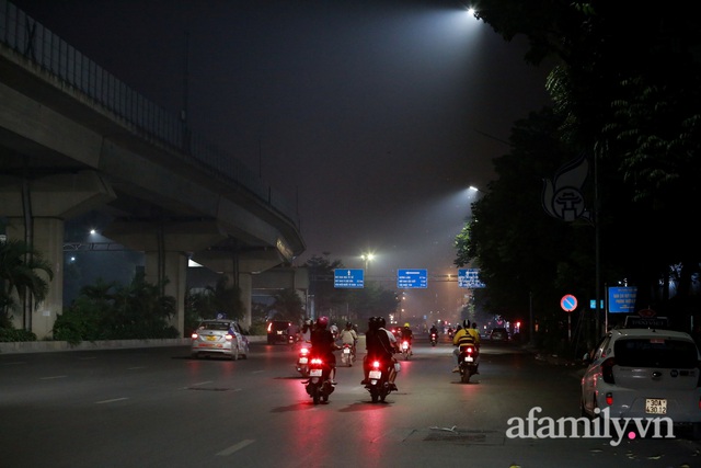Nửa đêm, bầu trời Hà Nội sương khói mờ nhân ảnh, chỉ số AQI cao nhất thế giới - Ảnh 7.