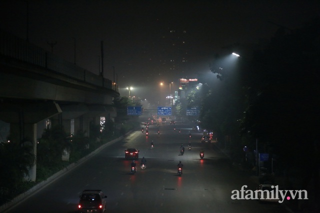 Nửa đêm, bầu trời Hà Nội sương khói mờ nhân ảnh, chỉ số AQI cao nhất thế giới - Ảnh 8.