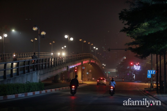 Nửa đêm, bầu trời Hà Nội sương khói mờ nhân ảnh, chỉ số AQI cao nhất thế giới - Ảnh 9.