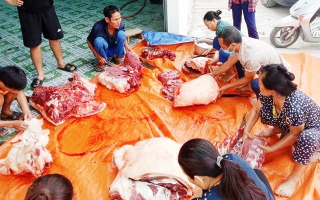Anh Chính mua một con lợn nặng 260kg về mổ, huy động người dân trong xóm cùng làm xúc xích, chà bông tiếp sức cho Bắc Giang chống dịch.