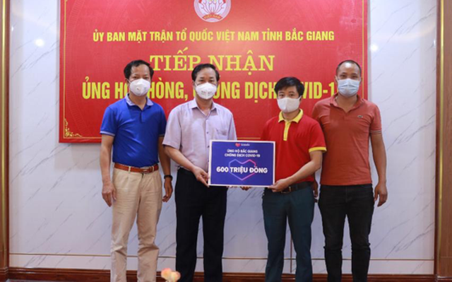 Đại diện Lazada Việt Nam đang trao tặng phẩm cho tỉnh Bắc Giang.