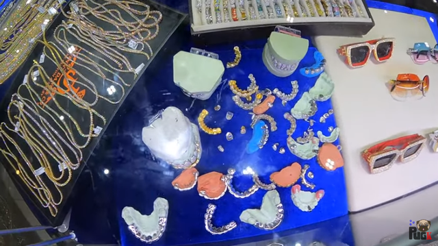 4 chiêu móc túi khách hàng đỉnh cao của vua kim hoàn Johnny Đặng khiến chưa đầy 1 tiếng, Khoa Pug mất 1 tỷ đồng! - Ảnh 2. 4 chiêu móc túi khách hàng đỉnh cao của vua kim hoàn Johnny Đặng khiến chưa đầy 1 tiếng, Khoa Pug mất 1 tỷ đồng! - Ảnh 2.
