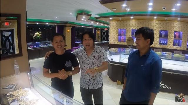 4 chiêu móc túi khách hàng đỉnh cao của vua kim hoàn Johnny Đặng khiến chưa đầy 1 tiếng, Khoa Pug mất 1 tỷ đồng! - Ảnh 4. 4 chiêu móc túi khách hàng đỉnh cao của vua kim hoàn Johnny Đặng khiến chưa đầy 1 tiếng, Khoa Pug mất 1 tỷ đồng! - Ảnh 4.