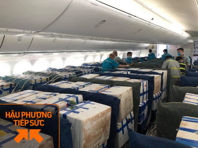 Lần đầu tiên hơn 40 tấn vải thiều Bắc Giang được chễm chệ bao trọn siêu máy bay của Vietnam Airlines, thẳng tiến vào Tp. HCM - Ảnh 2.