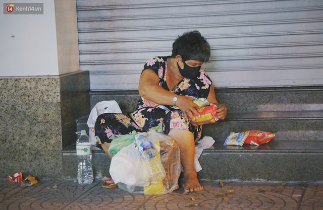  Người vô gia cư lay lắt trong đêm đầu Sài Gòn giãn cách: Con không có nhà, tối con ra Cầu Mống mà ngủ - Ảnh 1.