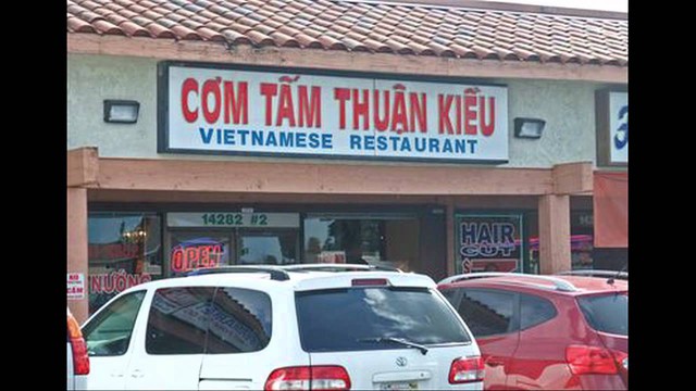  Vì sao quanh Thuận Kiều Plaza có nhiều quán cơm cùng tên Thuận Kiều mà khác chủ, mỗi quán một hương vị nhưng chỉ duy nhất nơi này là đông nghẹt khách?  - Ảnh 1.