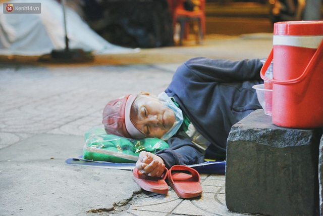  Người vô gia cư lay lắt trong đêm đầu Sài Gòn giãn cách: Con không có nhà, tối con ra Cầu Mống mà ngủ - Ảnh 13.