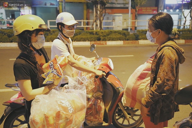 Người vô gia cư lay lắt trong đêm đầu Sài Gòn giãn cách: Con không có nhà, tối con ra Cầu Mống mà ngủ - Ảnh 15. Người vô gia cư lay lắt trong đêm đầu Sài Gòn giãn cách: Con không có nhà, tối con ra Cầu Mống mà ngủ - Ảnh 15.
