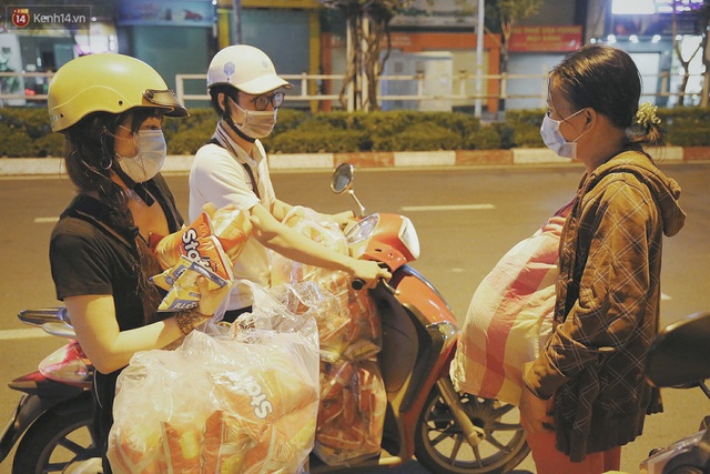  Người vô gia cư lay lắt trong đêm đầu Sài Gòn giãn cách: Con không có nhà, tối con ra Cầu Mống mà ngủ - Ảnh 15.