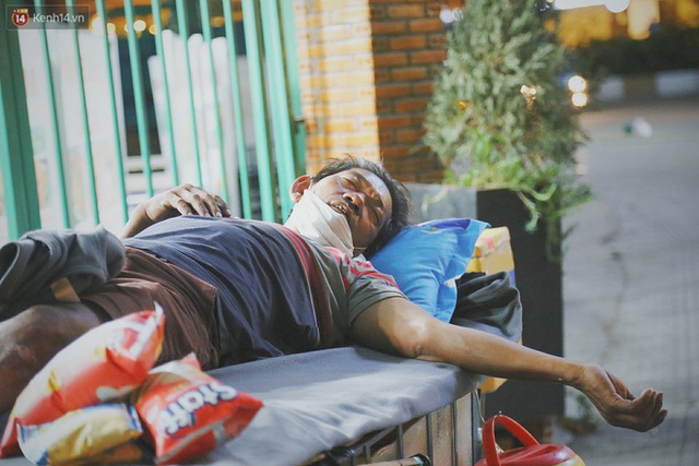 Người vô gia cư lay lắt trong đêm đầu Sài Gòn giãn cách: Con không có nhà, tối con ra Cầu Mống mà ngủ - Ảnh 16. Người vô gia cư lay lắt trong đêm đầu Sài Gòn giãn cách: Con không có nhà, tối con ra Cầu Mống mà ngủ - Ảnh 16.