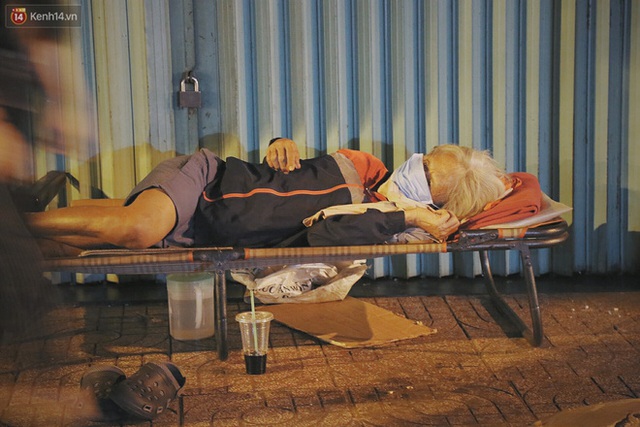  Người vô gia cư lay lắt trong đêm đầu Sài Gòn giãn cách: Con không có nhà, tối con ra Cầu Mống mà ngủ - Ảnh 17.