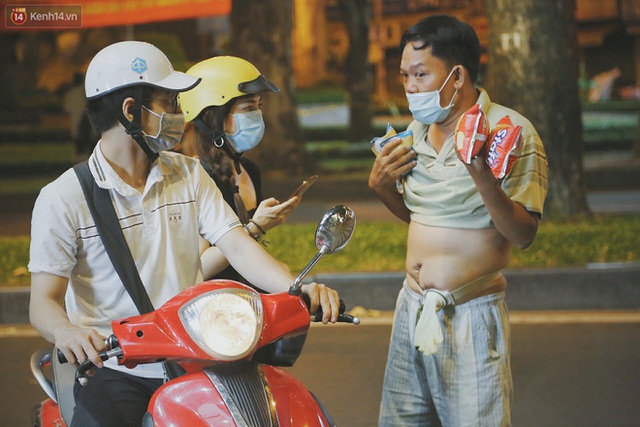 Người vô gia cư lay lắt trong đêm đầu Sài Gòn giãn cách: Con không có nhà, tối con ra Cầu Mống mà ngủ - Ảnh 19. Người vô gia cư lay lắt trong đêm đầu Sài Gòn giãn cách: Con không có nhà, tối con ra Cầu Mống mà ngủ - Ảnh 19.