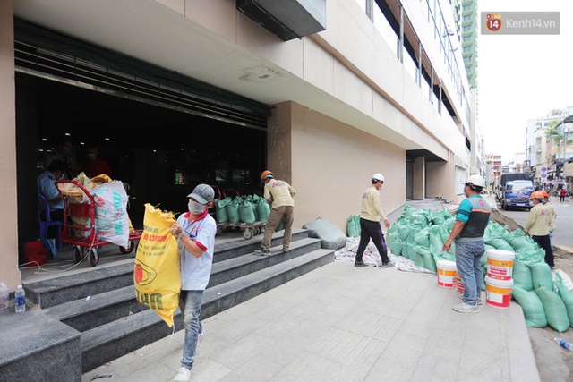 Toàn cảnh bên trong Thuận Kiều Plaza đang thi công chuyển đổi thành bệnh viện dã chiến 1.000 giường bệnh - Ảnh 19.