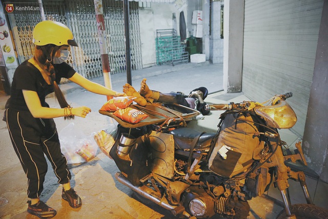 Người vô gia cư lay lắt trong đêm đầu Sài Gòn giãn cách: Con không có nhà, tối con ra Cầu Mống mà ngủ - Ảnh 20. Người vô gia cư lay lắt trong đêm đầu Sài Gòn giãn cách: Con không có nhà, tối con ra Cầu Mống mà ngủ - Ảnh 20.
