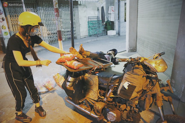  Người vô gia cư lay lắt trong đêm đầu Sài Gòn giãn cách: Con không có nhà, tối con ra Cầu Mống mà ngủ - Ảnh 20.